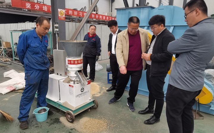 350型號(hào)秸稈顆粒機(jī)，時(shí)產(chǎn)300-600公斤